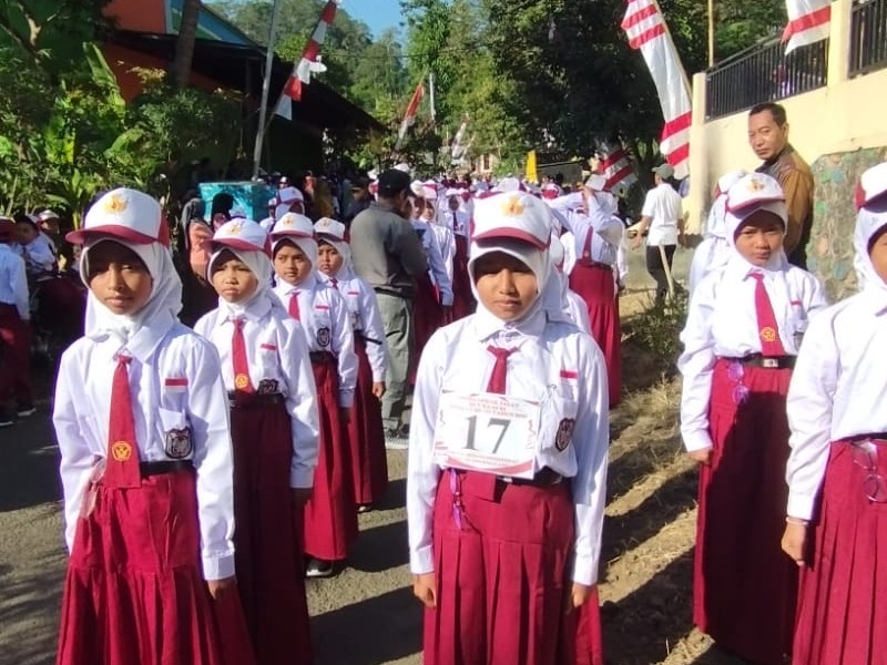 Langkah Tegap Penuh Semangat: SD Negeri 1 Alastengah Meriahkan Gerak Jalan HUT RI ke-80 Sumbermalang